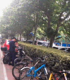 搞笑GIF: 没想到大哥的身材如此的好啊