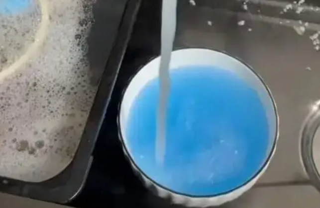 贵州一小区居民称自来水变蓝，官方通报：水质疑似在小区内部管网中发生异常