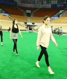 搞笑GIF：大哥你走错片场了吧。