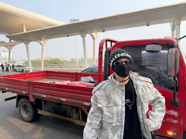 黄晓明上演真人版人在囧途，赶飞机遭遇爆胎，坐着货车奔机场